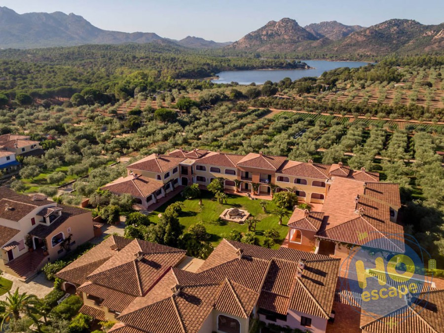 I Giardini di Cala Ginepro Hotel Resort Il Resort foto dal drone