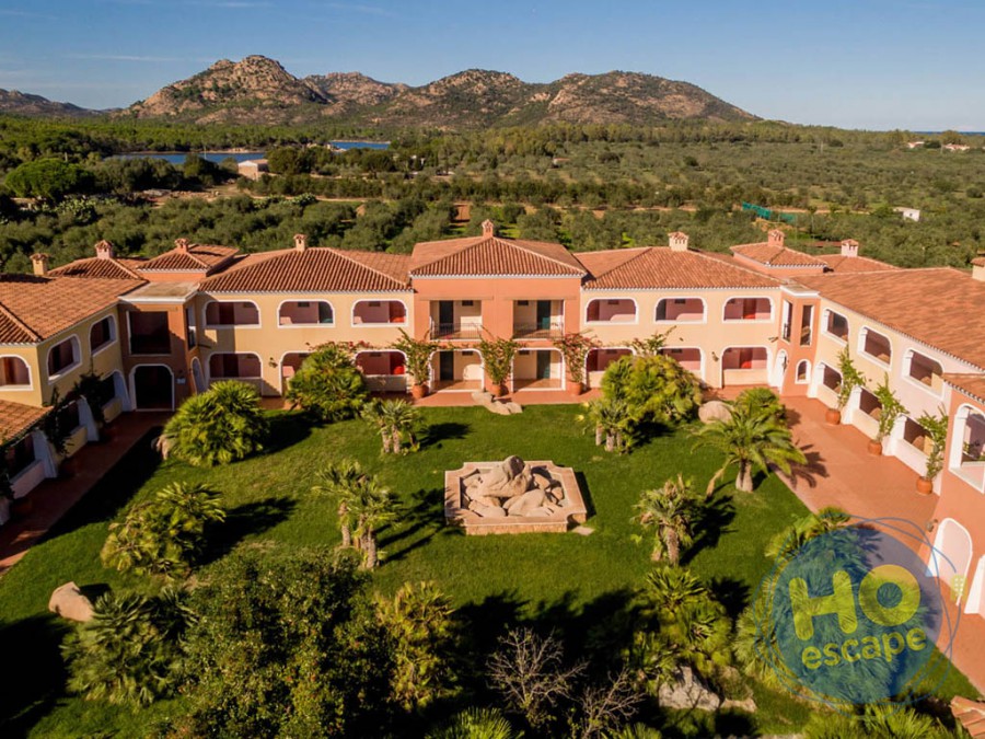 I Giardini di Cala Ginepro Hotel Resort La Struttura in uno scatto del Drone