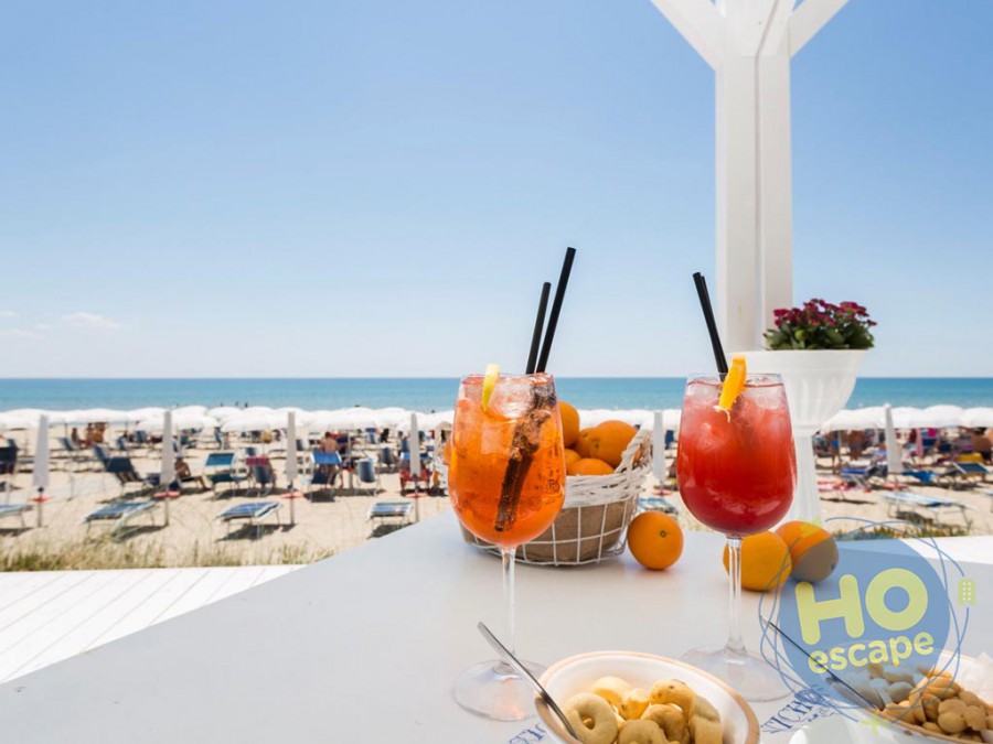 Ticho's Hotel Bar in Spiaggia: Aperitivo vista mare