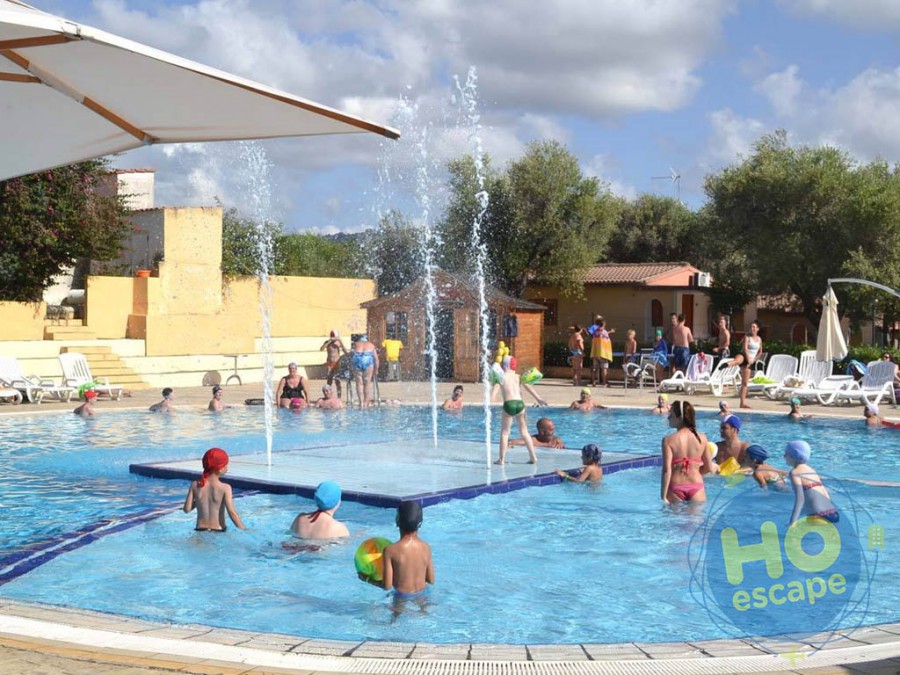 Villaggio Green Garden Club Piscina con al centro un'isola