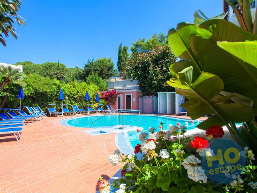 Hotel San Valentino Terme Il giardino e la piscina scoperta