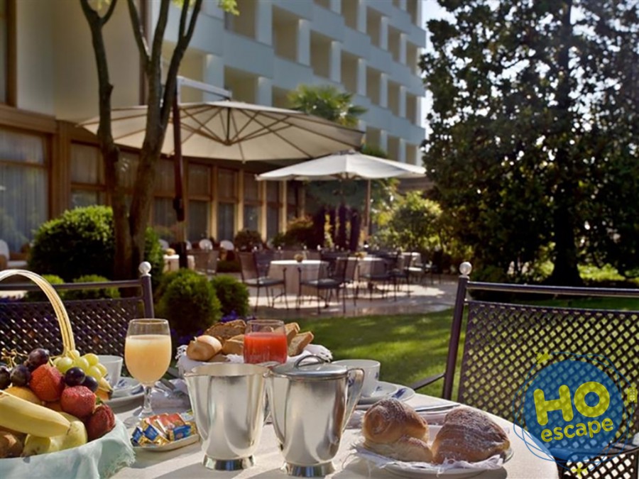 Colazione in giardino Hotel Bristol Buja