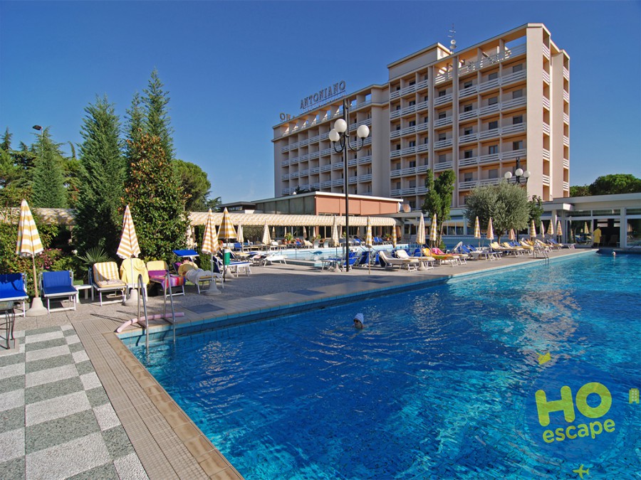 Piscina esterna di giorno Hotel Terme Antoniano