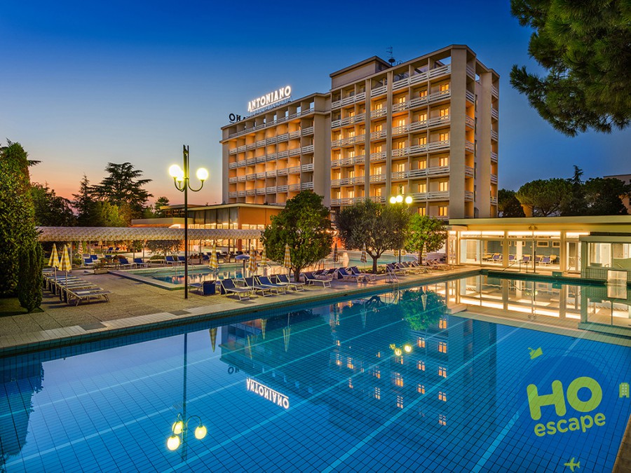 Piscina esterna di sera Hotel Terme Antoniano